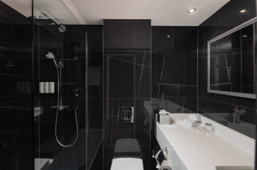 Private Gatwick showers within Arrive & Refresh room